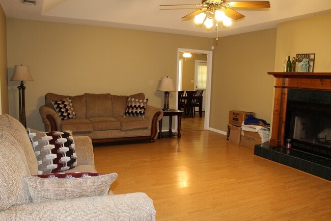Building Photo - Exquisite 3BR/2BA Home Minutes from Moody AFB with Luxurious Features!
