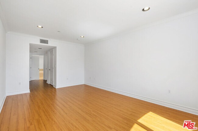 Building Photo - 1246 Armacost Ave