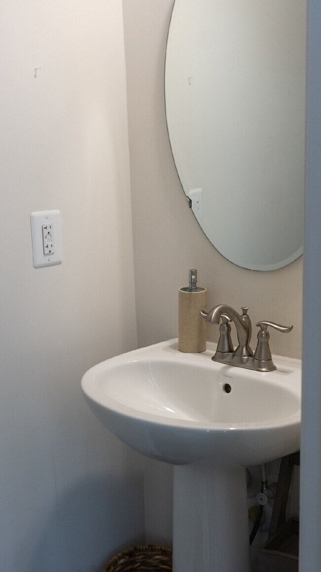 Building Photo - Modern 3 Level Townhome with 2 Car Garage