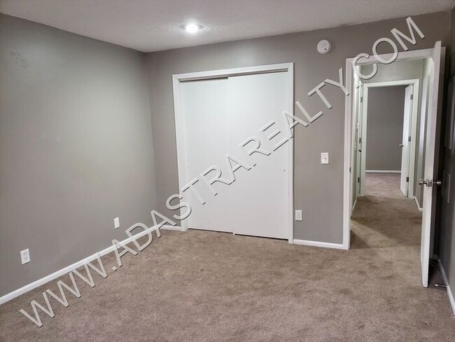 Building Photo - Very Nice 3 Bedroom/1 Bath Duplex in Olath...