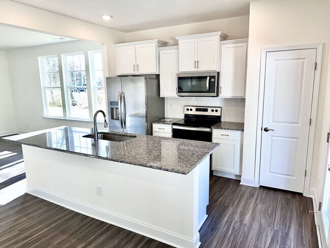 Building Photo - Bed 2.5 Bath End Unit Townhome In a Prime Location!!