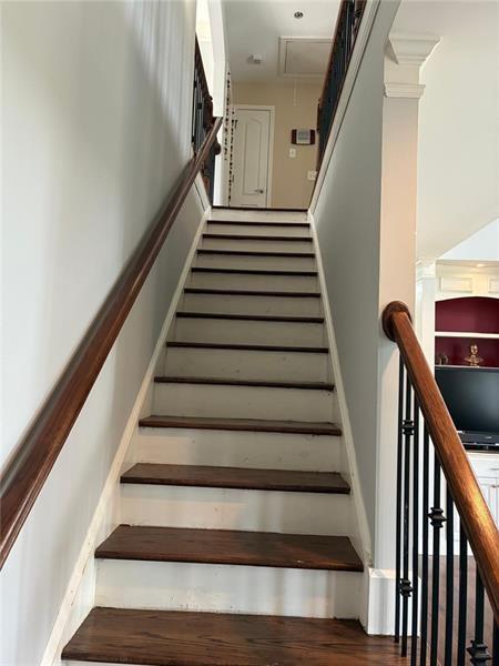 Building Photo - 1880 Manor View