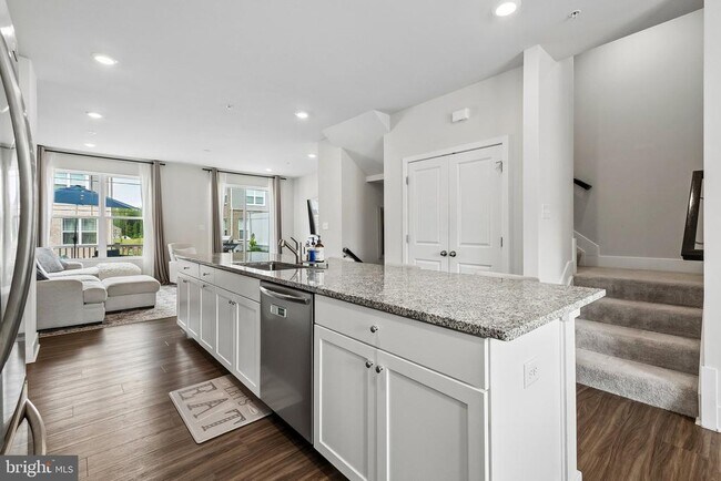 Building Photo - 6941 Waterbury Pl