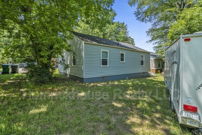 Building Photo - 2320 Olando St