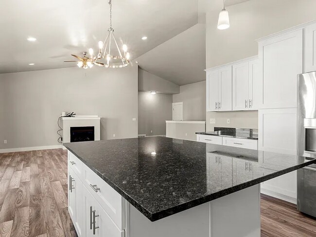 Building Photo - Spacious 5 Bed, 3 Bath Home with Mountain Views