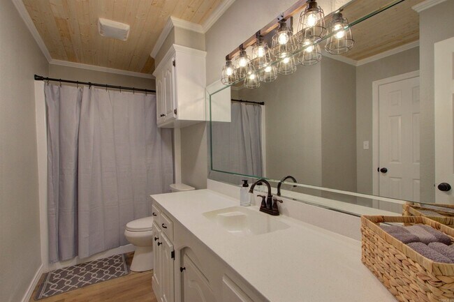 Building Photo - 5805 Sidney Dr