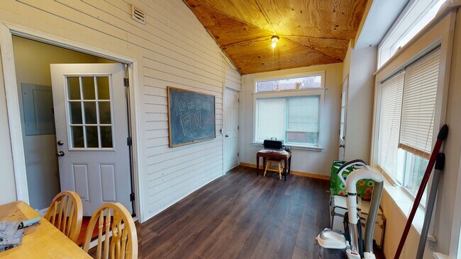 Building Photo - Charming 1BR + Bonus Sunroom - Near Yale, ...
