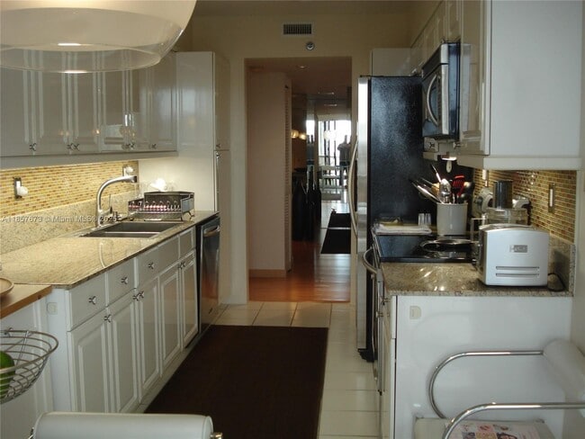 Building Photo - 3600 Yacht Club Dr