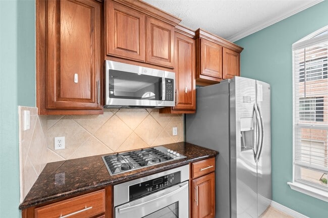 Building Photo - 3410 Skyline Village Dr