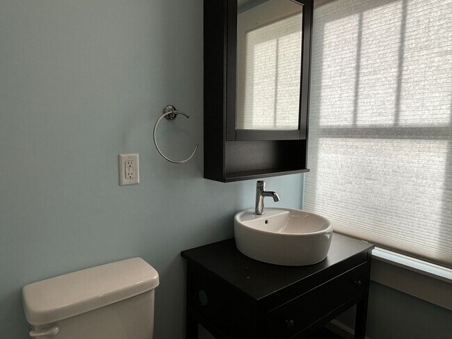 Building Photo - 2 Bed, 2.5 Bath – Second-Story Laundry & Walkable Park Location