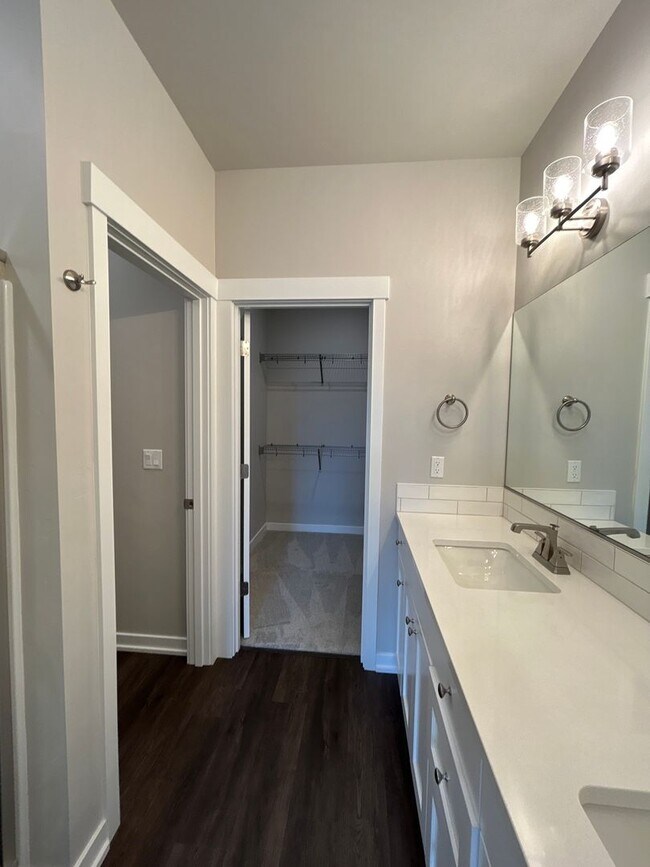 Building Photo - Luxury 2BR Duplex Near Old Mill District & Trails – Apply Today!