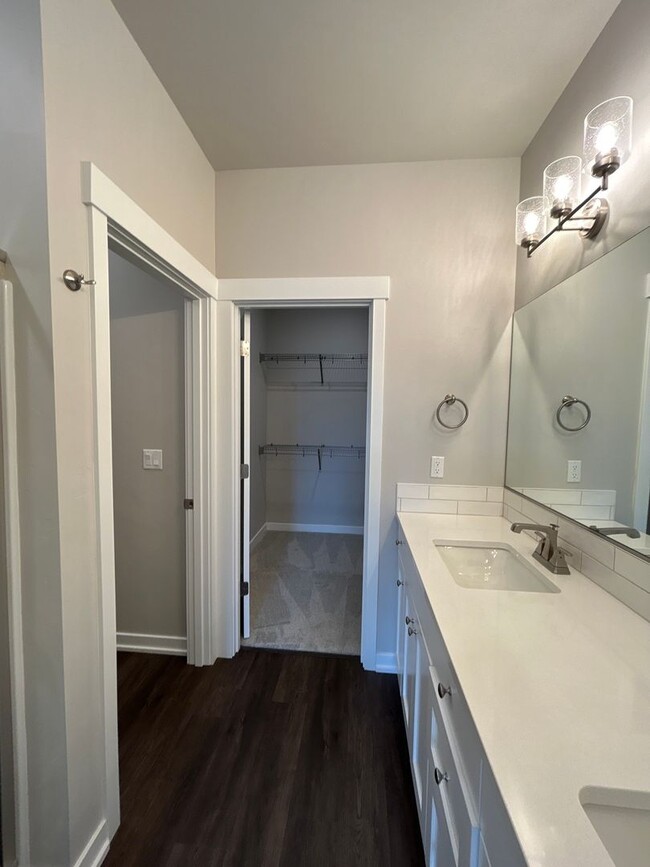 Building Photo - Luxury 2BR Duplex Near Old Mill District & Trails – PENDING APPLICATION