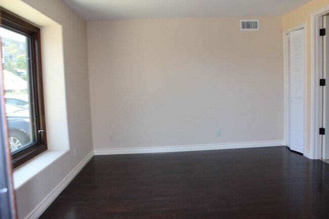 Room - 319 Rees St
