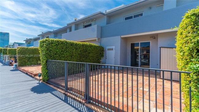 Building Photo - 3827 NE 166th St