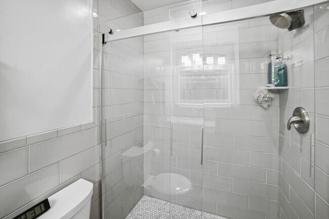 Building Photo - Wonderful 2BR/3.5BA townhouse located in B...