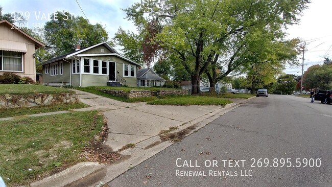 Building Photo - 129 Vale St