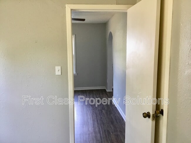 Building Photo - 2215 Cashion Pl