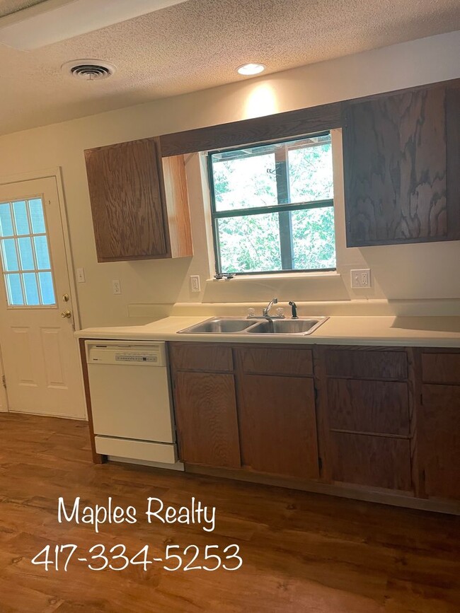 Building Photo - 2 bedroom / 1 bathroom apartment