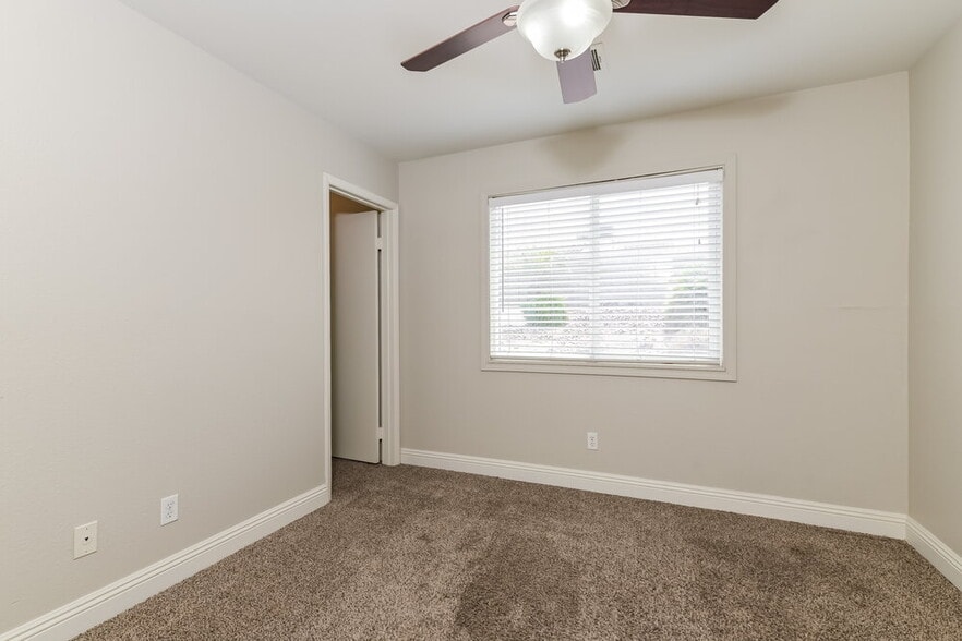 Building Photo - 445 Opal Dr