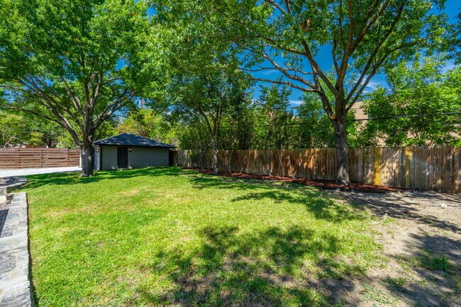 Building Photo - Modern Preston Hollow-Area Home with Resort-Style Services