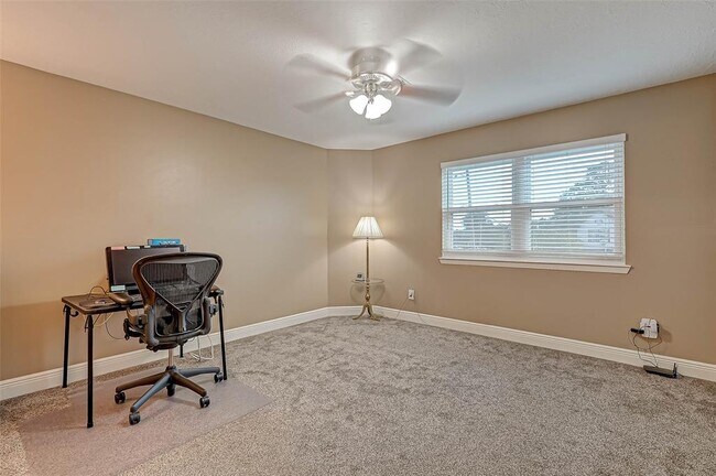 Building Photo - 502 Birdsong Dr