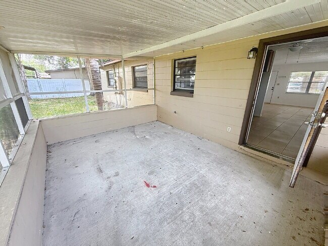 Building Photo - Lovely 2 bedroom 1 bath!