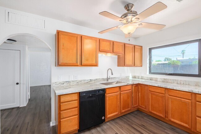 Building Photo - 4613 N 11th Pl