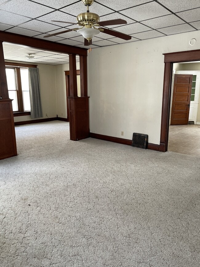 Building Photo - 569 W Broadway Ave