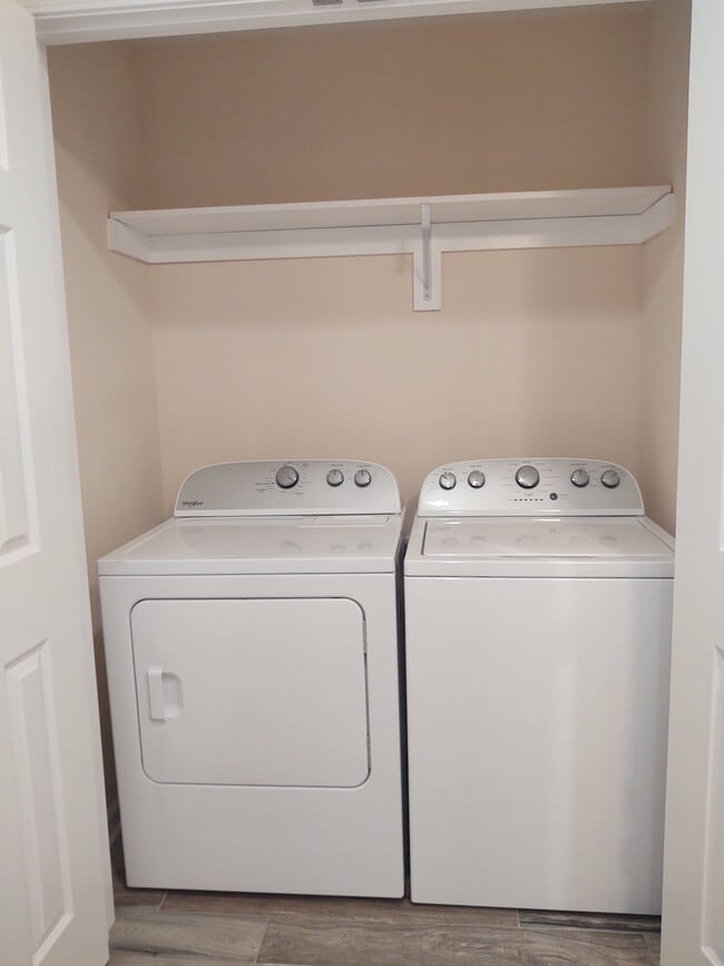 Washer-dryer - 230 E Meadowlake Pky