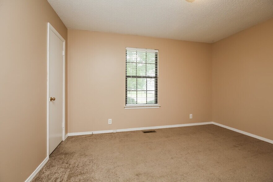 Building Photo - 2621 Deerpath Dr