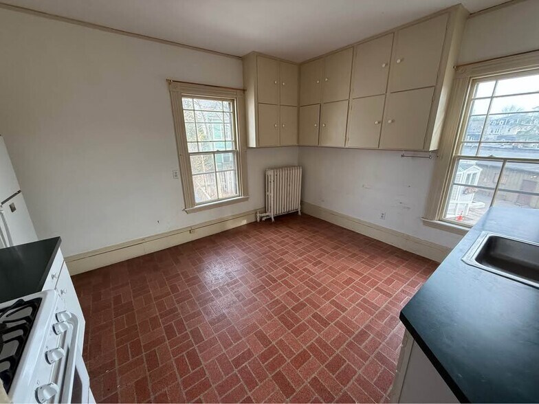 Building Photo - 6-8 Hurlbut St