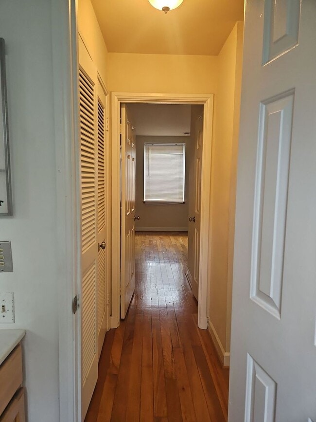 Building Photo - Charming 1 Bed 1 Bth Condo With Balcony In...
