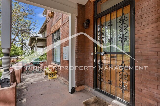 Building Photo - Spacious Condo with Storage Area and Parking!
