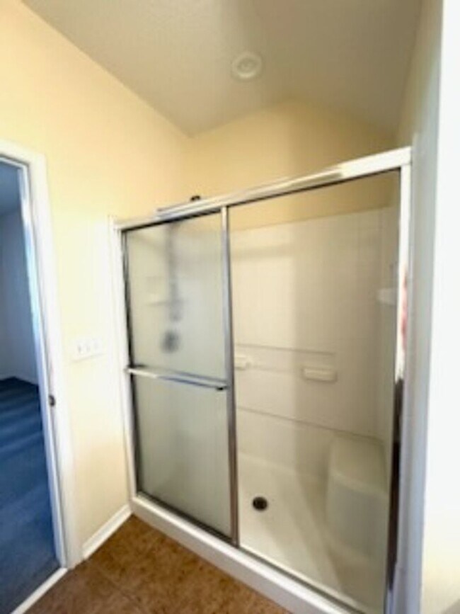Building Photo - Relax and Unwind in this Spacious End-Unit...