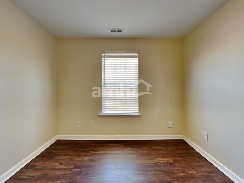 Building Photo - 147 Crescent Creek Ct