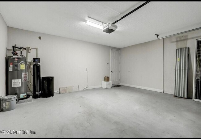 Building Photo - 156 Hidden Palms Ln