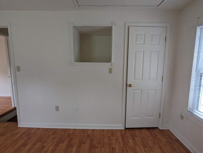 Building Photo - Spacious 3 Bedroom House Available Now!