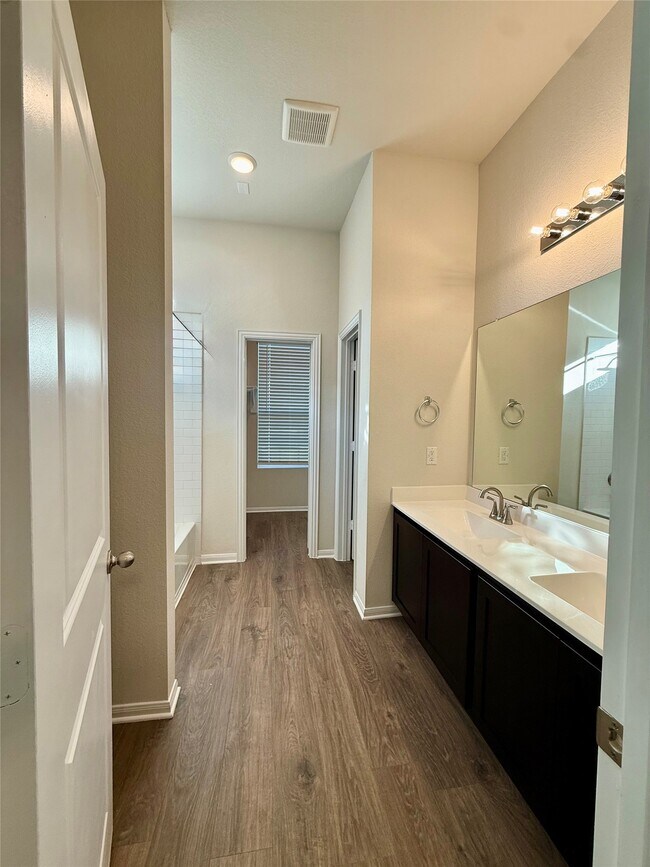 Building Photo - 405 Magnolia Ln