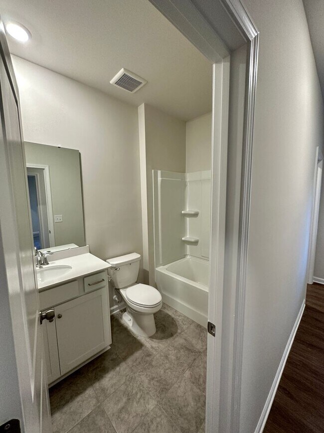 Building Photo - Elegant Townhome located in Ballantyne!