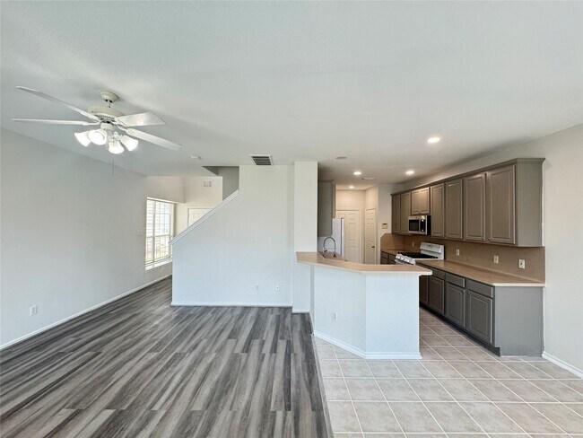 Building Photo - 5715 Vinemont Ln