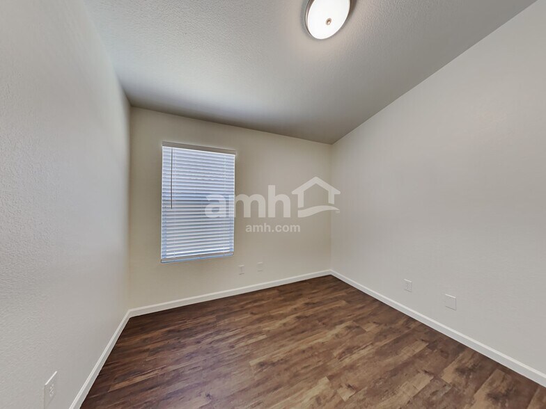 Building Photo - 2623 N 125th Dr