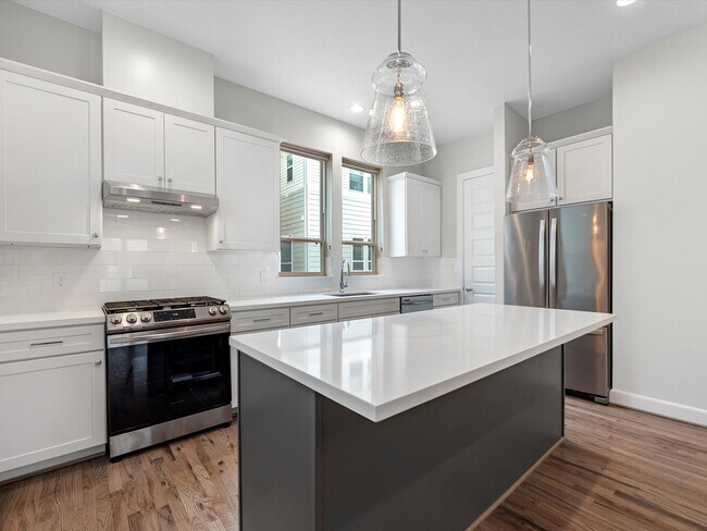 Building Photo - 2727 Clinton Dr