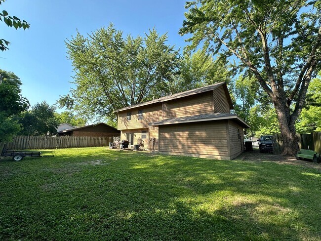 Building Photo - AVAILABLE NOW! Updated 3 Bed/2.5 Bath, 2 Car Garage - Close to Purdue & West Laf. Schools