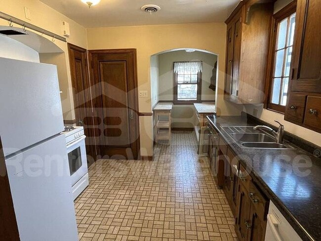 Building Photo - 2 Bed/1 Bath Upper Duplex in Minneapolis