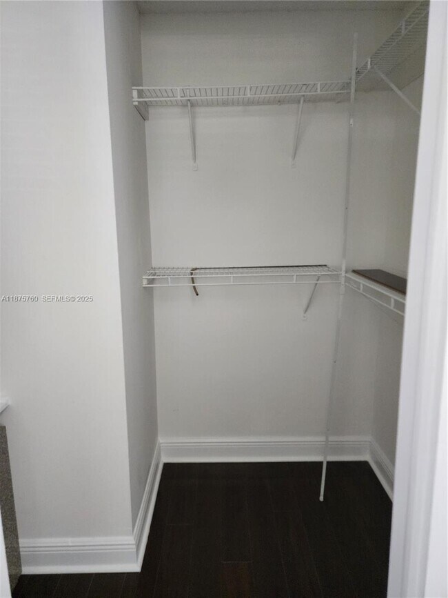 Building Photo - 681 S Hollybrook Dr