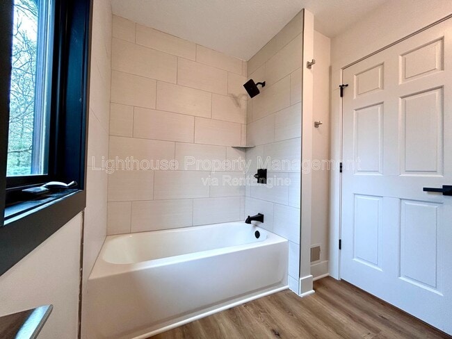 Building Photo - 1505 N Green Creek Rd