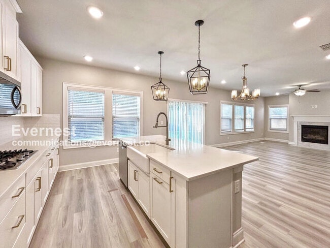 Building Photo - 662 Stately Dr