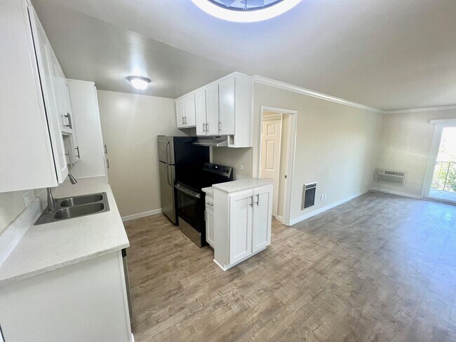 Building Photo - Newly Renovated 3rd Floor with View - One ...