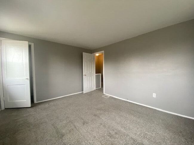 Building Photo - Welcome to this charming two-bedroom, one-bathroom double in the heart of Springfield, OH+