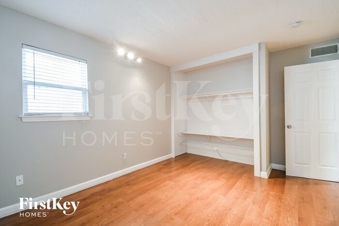 Building Photo - 1616 Hawthorne Dr